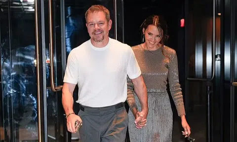 Vợ chồng tài tử Matt Damon tay trong tay tình tứ