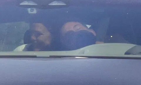 Ben Affleck thân mật với vợ cũ Jennifer Garner trong xe