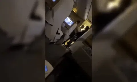 Khống chế khách nam say rượu gây rối trên máy bay