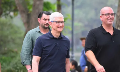 Hình ảnh CEO Apple thoải mái dạo bước ở Hồ Gươm