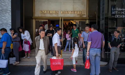 37 khách không mua sắm bị nhốt lại cửa hàng tại Trung Quốc
