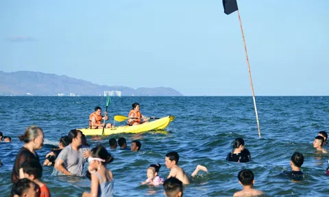 Khách tắm biển Vũng Tàu mặc kệ 'cờ đen'