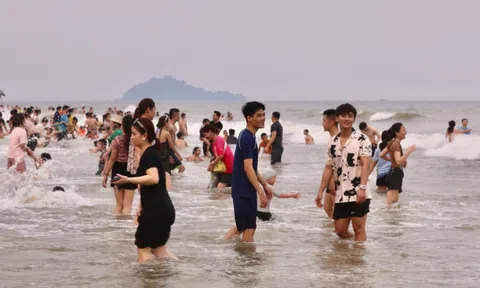 Nghìn người 'nhảy sóng' ở bãi biển mới nổi Thanh Hóa