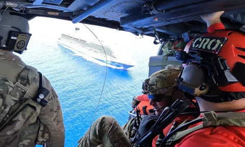 Trực thăng cứu hộ khẩn cấp 2 du khách gặp nạn ở Đại Tây Dương
